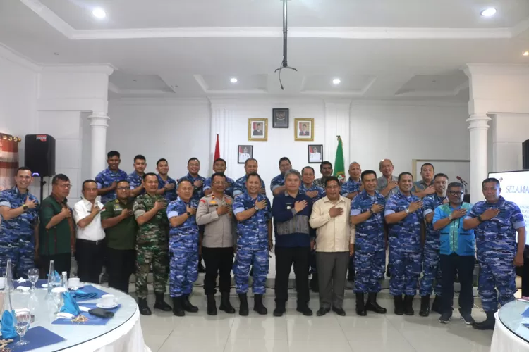 Keterangan foto: Wabup Taput Deni Lumbantoruan diabadikan dengan jajaran TNI AU dikomandoi Waaspotdirga Marsma TNI Ignatius Wahyu Anggono. (Realitasonline.id - AS)
