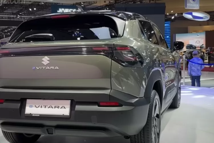 Suzuki sedang mempersiapkan peluncuran mobil listrik bernama e VITARA yang dijadwalkan mulai dijual pada tahun depan. (Tangkapan Layar YouTube AutonetMagz)
