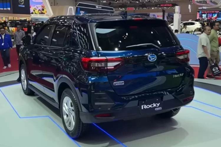 Daihatsu Rocky e SMART Hybrid adalah sebuah kendaraan SUV kompak yang dirancang untuk memberikan efisiensi bahan bakar tinggi dengan sistem hybrid ringan. (Tangkapan Layar YouTube AutonetMagz)