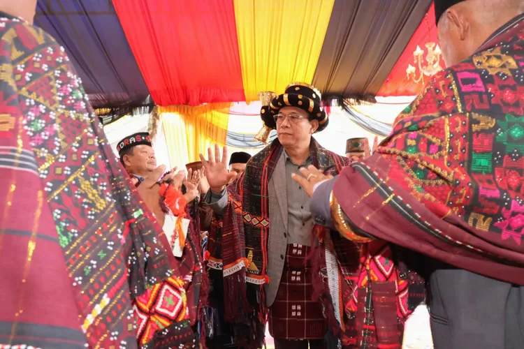 Bupati Tapsel H. Gus Irawan Pasaribu, sedang menontor pada acara perayaan Hari Ulang Tahun (HUT) ke-61 Tugu Raja Enda Jolo Pane di Kecamatan Arse, Sabtu (26/7/2025).(Realitasonline.id - RI)