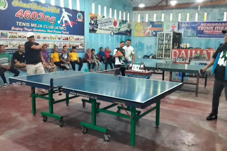 Kegiatan tenis meja saat berlangsung yang disaksikan oleh pengurus KONI Asahan (Realitasonline.id - Ist)