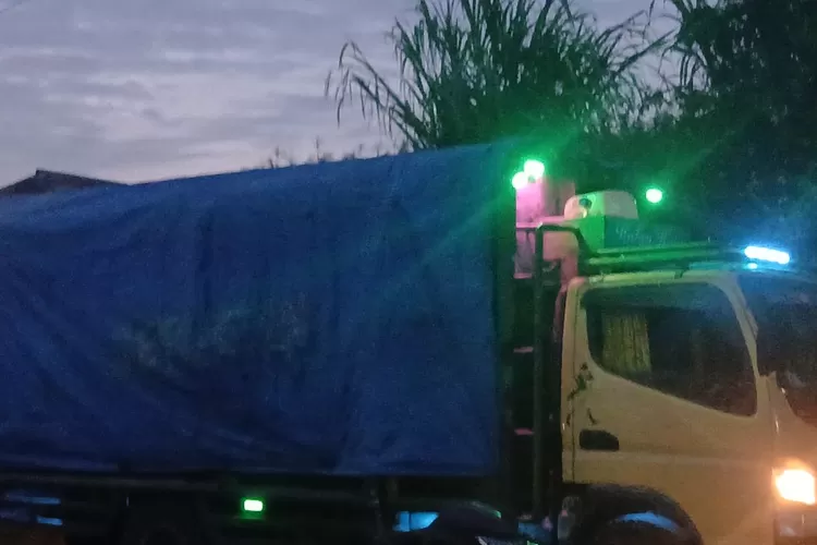 Pantauan awak media, agar lolos dari pantauan, truk colt diesel sarat muatan kayu alam melintas jalan arteri Parmonangan jelang dini hari. (Realitasonline.id - AS)