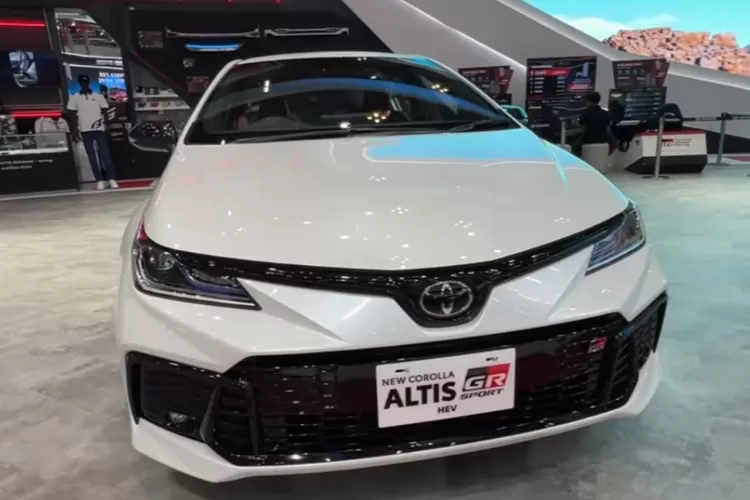 Toyota Corolla Altis HEV GR Sport model tahun 2025 adalah interpretasi Toyota Astra Motor di Indonesia tentang mobil sedan hybrid yang berpadu dengan nuansa sporty ala Gazoo Racing. (Tangkapan Layar YouTube AutonetMagz)