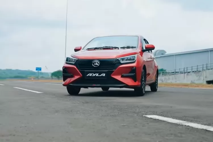  Daihatsu menghadirkan Ayla Tipe R dengan mesin 1,2 liter tiga silinder berteknologi Dual VVT‑i yang menghasilkan tenaga sekitar 87 hp dan torsi puncak 113 Nm, dikombinasikan dengan pilihan transmisi manual maupun CVT. (Tangkapan Layar YouTube Iwan Daihatsu)
