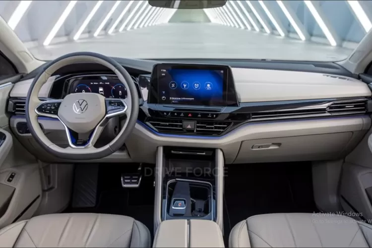 Dasbor mengusung gaya yang menyerupai Golf terbaru, dengan layar sentuh sentral berukuran besar, hingga sekitar 12,9 inci pada varian tertinggi. (Tangkapan Layar YouTube Drive Force)