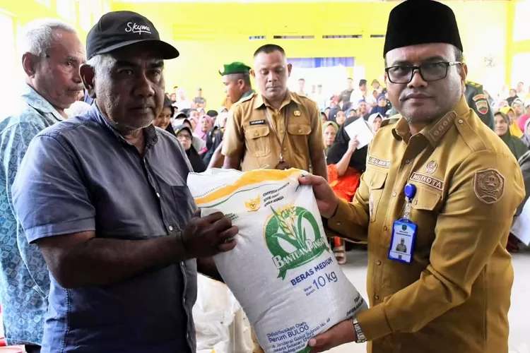Wali Kota Padangsidimpuan, Letnan Dalimunthe, menyerahkan bantuan pangan beras pemerintah Tahun 2025 untuk alokasi bulan Juni dan Juli, yang dilakukan secara simbolis di Gedung Adam Malik, Senin (28/7/2025).(ealitasonline.id - RI)
