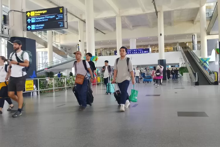 Geliat penumpang di Bandara Internasional Kualanamu, Senin (28/7/2025).(Realitasonline.id/IW)