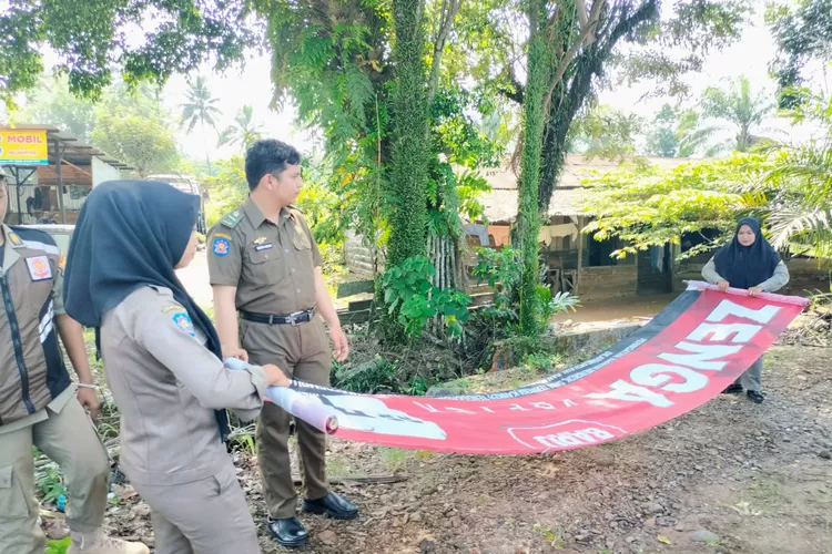 Personil Satpol PP Kota Padangsidimpuan, kembali tertibkan reklame yang sudah habis masa berlakunya dan dinilai langgar Perda di Tiga Kecamatan di Kota Padangsidimpuan, Senin (28/7/2025).(Realitasonline.id - RI)