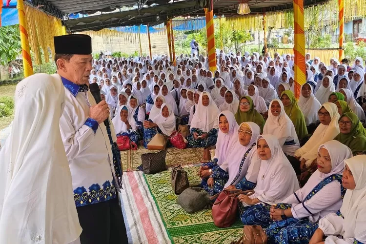 Mantan Bupati Tapsel dua periode, Syahrul M Pasaribu, menghadiri pengajian akbar sekaligus peringatan Tahun Baru Islam 1 Muharram 1447 Hijriah yang digelar BKMT Kecamatan Arse, di Desa Aek Haminjon, Minggu (27/7/2025).(Realitasonline.id - RI)