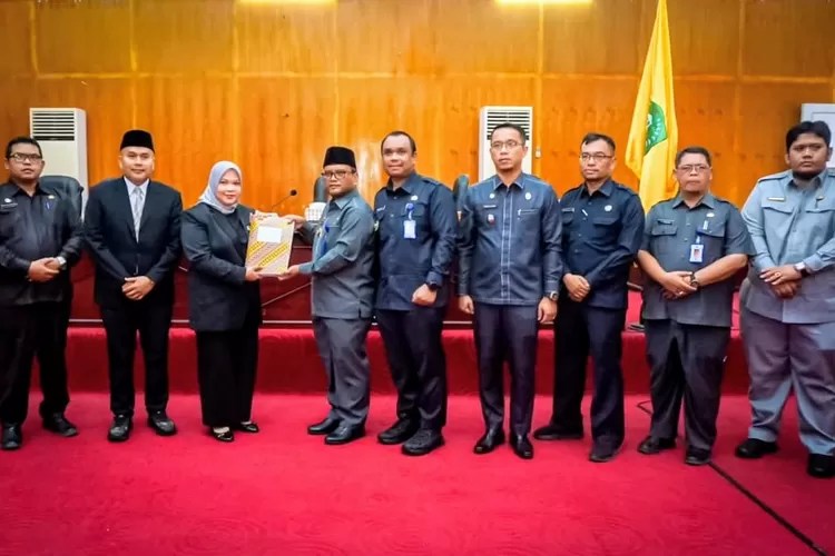 Wali Kota Padangsidimpuan Letnan Dalimunthe, menyerahkan dokumen RPJMD kepada Ketua DPRD Kota Padangsidimpuan, Sri Fitrah Munawaroh, pada Rapat Paripurna DPRD Kota Padangsidimpuan yang digelar di gedung Dewan setempat Selasa (29/7/2025).(Realitasonline.id - RI)