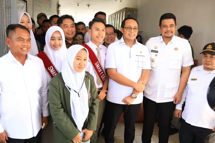 Sebelum melakukan kunjungan ke gedung SPPG Cempedak Lobang, Hasan Nasbi beserta rombongan turut menyambangi SMAN 1 Sei Rampah. 