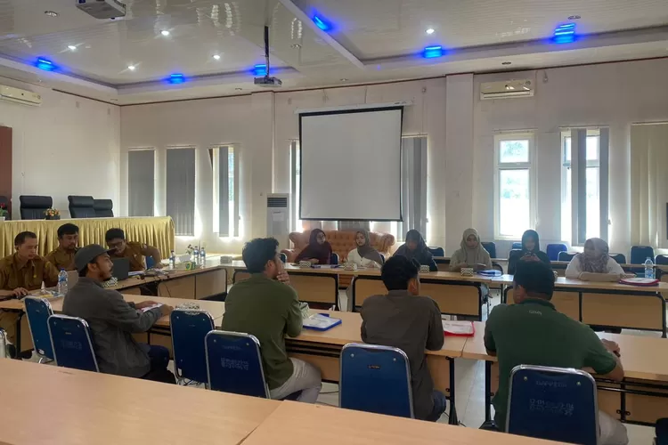Para peserta di briefing pada agenda sayembara desain tugu simpang Ceurana dan gerbang perbatasan Kabupaten Abdya di Aula Bappeda setempat, Rabu (30/7/2025) sore