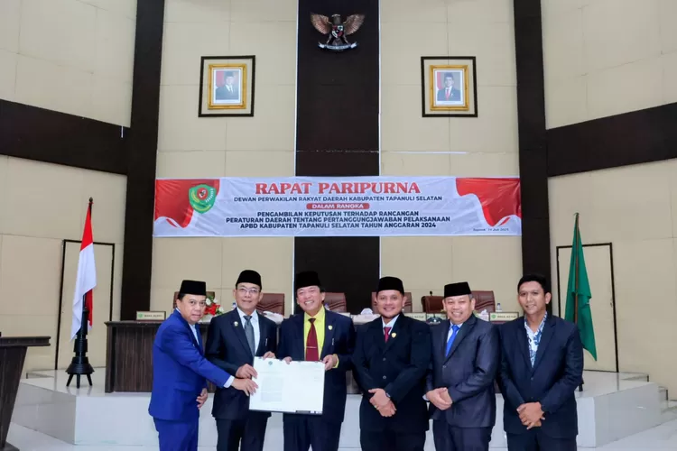 Bupati Tapsel H Gus Irawan Pasaribu bersama pimpinan DPRD Tapsel serahterima Ranperda tentang Pertanggungjawaban Pelaksanaan APBD TA 2024, melalui Rapat Paripurna yang digelar di ruang sidang DPRD Tapsel, Jalan Prof. Lafran Pane, Sipirok, Kamis (31/7/2025). (Realitasonline.id - RI)