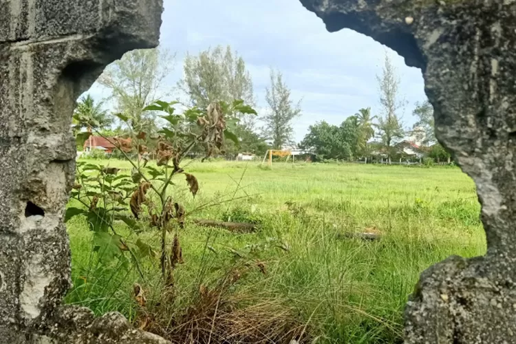 Dinding pagar lapangan bola kaki Tengku Peukan Manggeng di Desa Seunelop penuh lubang dan terkesan tidak terawat. Bahkan rumput-rumput dilapangan juga mulai terlihat dipenuhi semak belukar, Minggu (3/8/2025)