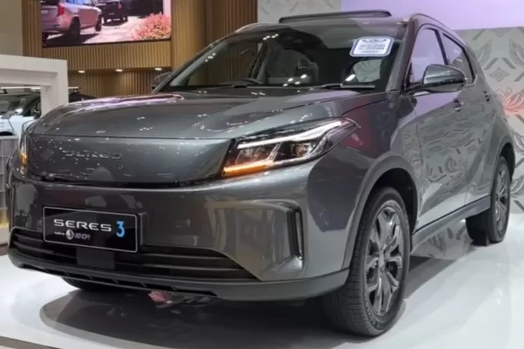 SERES 3 sebenarnya sudah diperkenalkan sejak sekitar lima tahun yang lalu sebagai salah satu mobil listrik pertama dari merek SERES yang berasal dari Tiongkok. (Tangkapan Layar YouTube AutonetMagz)