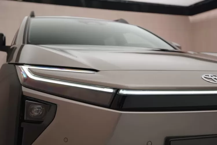  Toyota bZ4X Touring 2026 adalah varian estate dari bZ4X yang diperkenalkan pada Mei 2025 dan direncanakan dijual di pasar Eropa pada musim semi 2026. (Tangkapan Layar YouTube CompleteCar.ie)