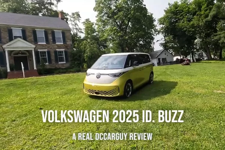 VW ID Buzz 2025 dalam ulasan asli oleh DCCarGuy dipuji sebagai kendaraan yang menghadirkan perpaduan sempurna antara nostalgia dan teknologi masa depan. (Tangkapan Layar YouTube The Real DCCarGuy)