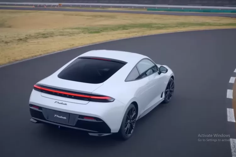 Honda Prelude Hybrid Coupe 2026 hadir sebagai kebangkitan yang memukau dari kabar legenda otomotif sporty, menyajikan gabungan sempurna antara performa dinamis dan efisiensi modern. (Tangkapan Layar YouTube DPCcars)