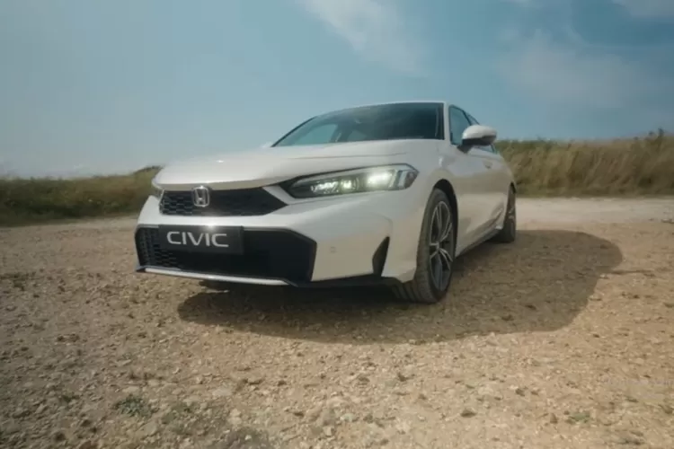 Honda Civic Hybrid 2026 hadir dengan desain yang segar dan modern, menampilkan garis bodi yang lebih tegas serta gril depan yang diperbarui memberikan kesan lebih futuristik dan dinamis. (Tangkapan Layar YouTube DPCcars)