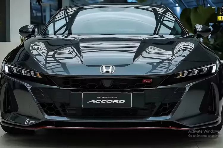 Honda Accord 2026 menjadi favorit baru bagi banyak ahli otomotif. Rasa berkendara yang nyaman, fitur teknologi lengkap, efisiensi tinggi, dan desain yang memikat menjadikannya pantas menyandang predikat &ldquo;Mobil Terbaik Tahun Ini.&rdquo; (Tangkapan Layar YouTube NewCarTime)