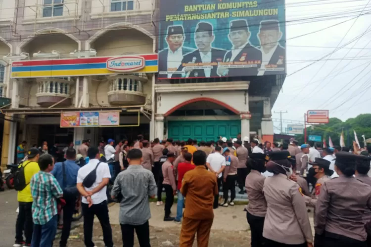Eksekusi Gedung di Simpang Jalan Adam Malik Siantar dikawal petugas (Realitasonline.id - SS)