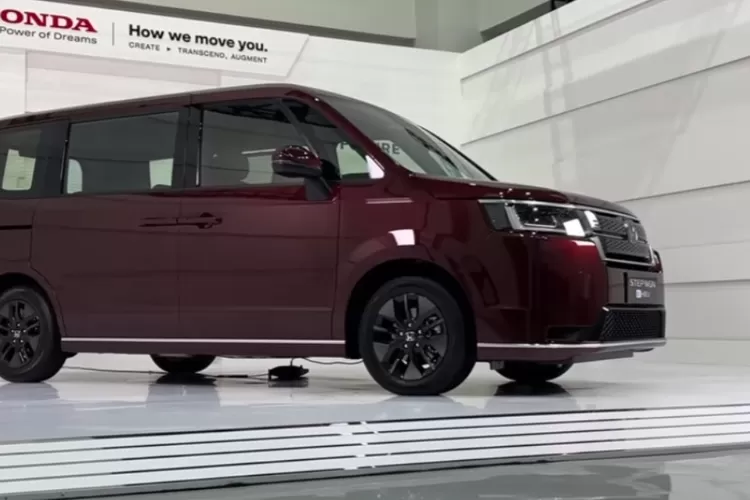 Honda STEP WGN e HEV adalah MPV yang dirancang untuk memberikan kenyamanan maksimal bagi keluarga (Tangkapan Layar YouTube AutonetMagz)