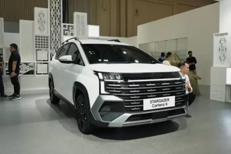 Hyundai Stargazer Cartenz diperkenalkan pada ajang GIIAS 2025, tersedia dalam dua model utama yakni Cartenz standar dan Cartenz X. (Tangkapan Layar YouTube Moladin)