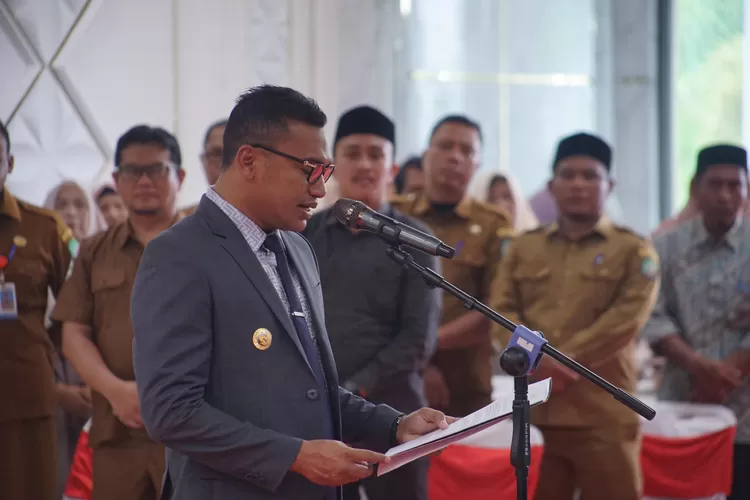 Bupati Abdya Safaruddin saat memberikan sambutan dalam agenda pelantikan eselon III di jajaran Pemerintah Kabupaten setempat, Selasa (5/8/2025) siang jelang sore