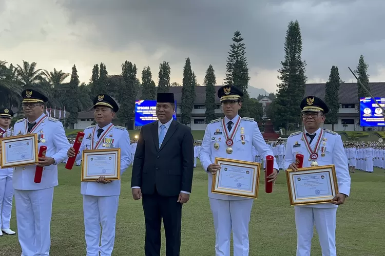 Walikota Rico Waas dan Wakil Walikota Medan Zakiyuddin Harahap terima penghargaan Kartika Pamongpraja Muda dan Alumni Kehormatan Pendidikan Tinggi Kepamongprajaan dari IPDN
