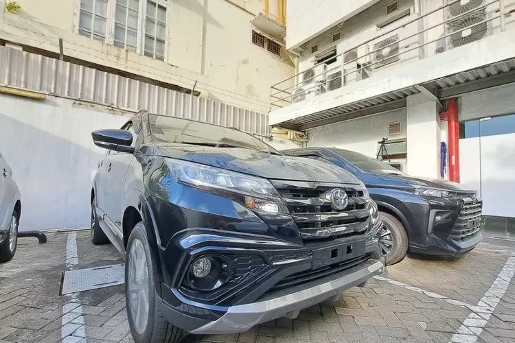New Rush GR Sport Hitam 2025 adalah varian tertinggi dari Toyota Rush yang tampil dengan nuansa lebih sporty dan gagah (Tangkapan Layar YouTube  Pretdi Mobil Medan)
