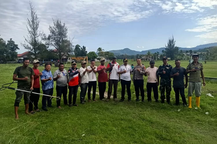 Warga bersama unsur Muspika Manggeng, Kabupaten Aceh Barat Daya melakukan pembersihan di lapangan Tengku Peukan yang selama ini terkesan tidak terawat, Jumat (8/8/2025)
