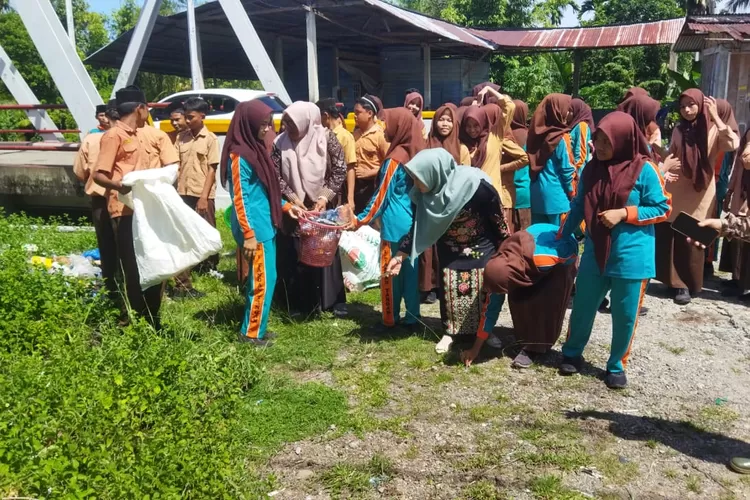 Pramuka Abdya menggelar aksi bersih-bersih di sejumlah objek vital seperti sungai, pantai pesisir laut dan pasar dalam kabupaten Abdya dalam rangka gerakan bakto sosial hari Pramuka ke 64, Sabtu (9/8/2025)