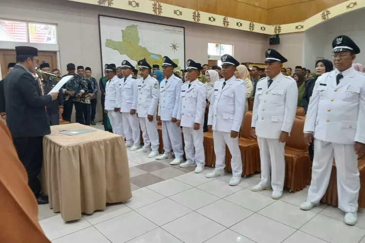 Bupati Aceh Tengah, Haili Yoga melantik dan mengambil sumpah 8 reje di Operation Room Setdakab setempat, Kamis (7/8).