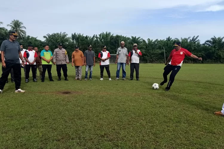 Camat Manggeng Ridhawiyardi menendang bola pertama dalam rangka laga pembuka antara Desa Padang vs Desa Seunelop dalam rangka memeriahkan HUT RI ke 80 di Lapangan Hijau Desa Lhok Pawoh, Kecamatan Manggeng, Kabupaten Abdya, Senin (11/8/2025) sore.