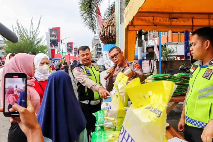 Polres Padangsidimpuan menggelar Gerakan Pangan Murah dengan menjual beras SPHP di empat titik lokasi di Kota Padangsidimpuan ( Realitasonline.id/Riswandy)