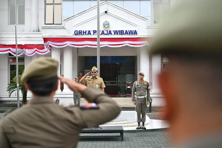 Sekretaris Daerah Provinsi Sumatera Utara (Sumut) Togap Simangunsong memimpin Apel Pagi di Kantor Satuan Polisi Pamong Praja (SATPOL-PP) Provinsi Sumut di Jalan Kapten Muslim Nomor 80 Medan, Senin (11/8/2025).