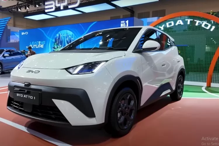 Ketika BYD Atto 1 diperkenalkan di GIIAS 2025, antusiasme pengunjung ternyata melebihi ekspektasi. (Tangkapan Layar YouTube GridOto)