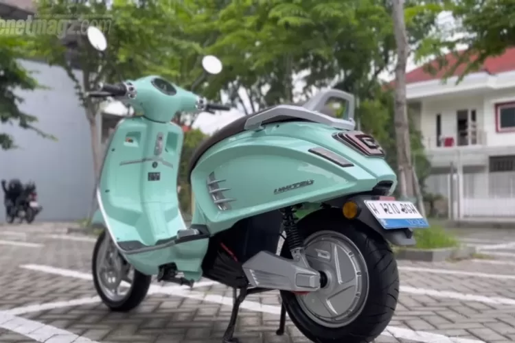 United E-Motor C2000 menghadirkan nuansa klasik yang memikat dengan sentuhan modern yang segar. (Tangkapan Layar YouTube AutonetMagz)