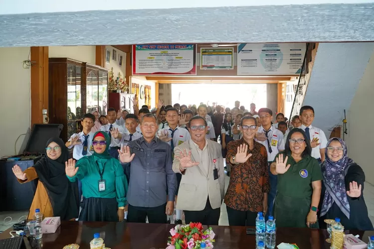 Pemko sosialisasikan anti perundungan di SMPN 10 Medan, Selasa (12/8/2025).