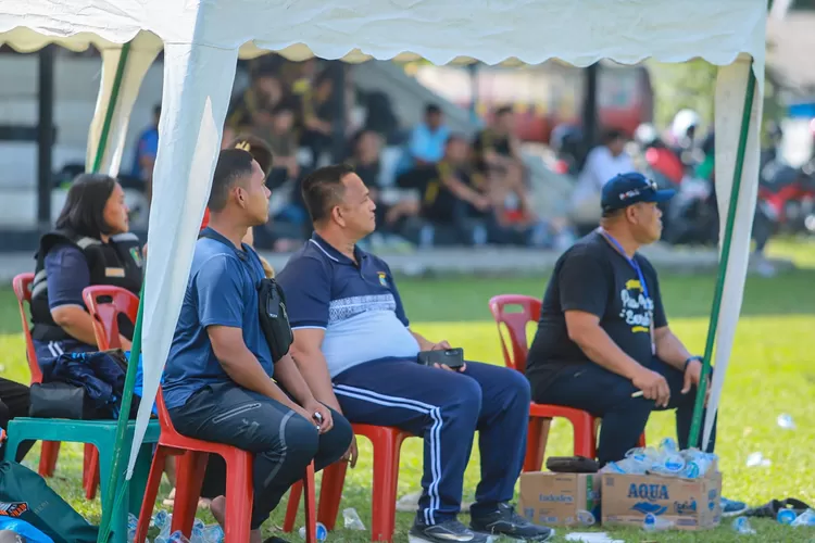 Kapolres Batu Bara saat mendukung timnya berlaga di Bahagia CUP I 2025
