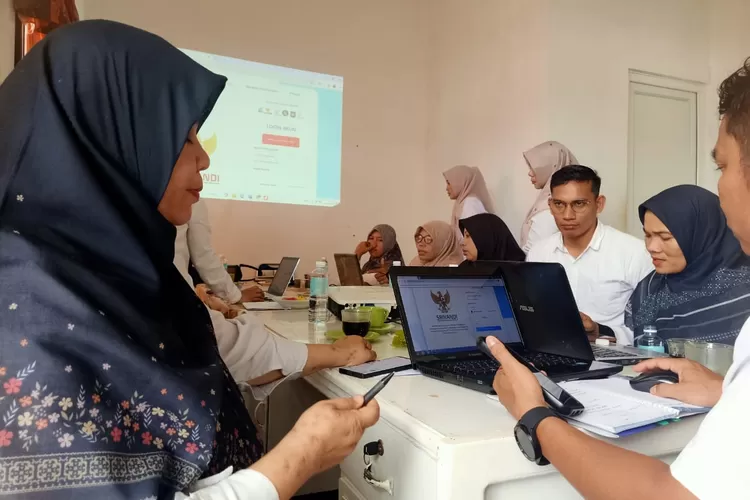 Tim Pendampingan Aplikasi Srikandi melakukan sosialisasi ke Dinas Perkim LH Abdya, Rabu (13/8/2025)