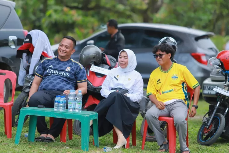 Kapolres Batu Bara AKBP Doly Nelson Nainggolan, Sekda Norma Deli Siregar, dan Ketua Panitia Gusti sinaga saat menonton langsung turnamen Minisoccer Bahagia CUP I 2025