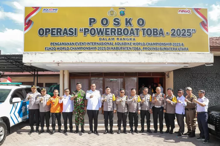 Kabid Humas Poldasu Kombes Pol.Ferry Walintukan didampingi Dirresnarkoba Poldasu dan Kapolresta Belawan memaparkan kasus narkoba di Mapolresta Belawan.Rabu ( 13/8) .