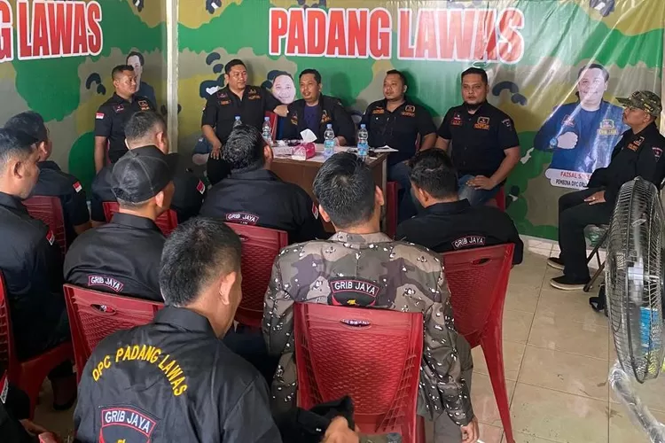 Ketua DPC GRIB Jaya Palas Adi Sandra Siregar dan jajarannya foto bersama beberapa waktu lalu, Rabu (13/8).