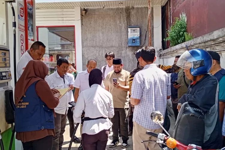 Ketua Pansus Prizinan DPRD Langkat Dr.Doni Sheta sidak mengenai Prizinan Rabu 13/8. (realitasonline.id - MA)