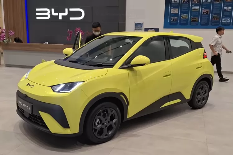 BYD Atto 1 kalau dicas pakai portable charger bawaannya yang tipe slow charging dari stop kontak rumah biasa. (Tangkapan Layar YouTube PRIO BYD BSD)