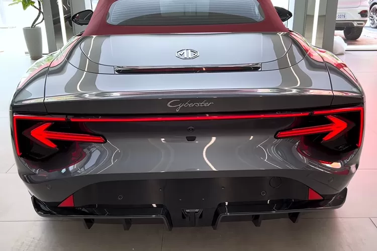 MG Cyberster EV Sport 2025 adalah pencapaian paling memikat dari MG sebuah roadster listrik mewah yang tiba dengan gebrakan performa dan desain futuristik. (Tangkapan Layar YouTube AutoPlus TV)