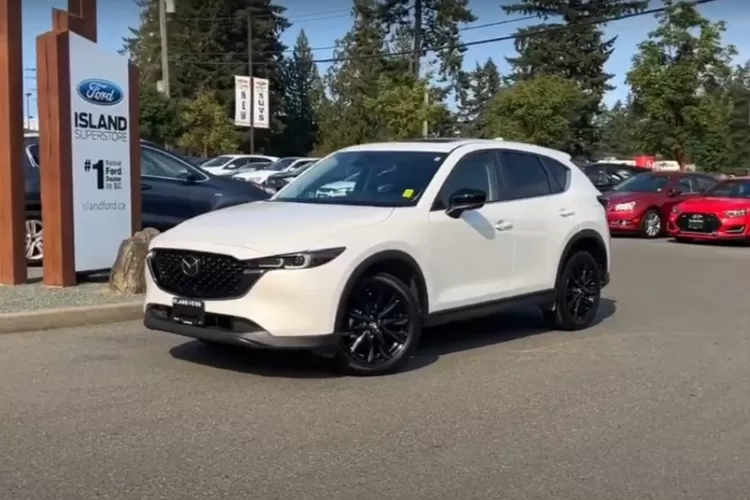Interior Mazda CX-5 2023 yang menampilkan desain dashboard minimalis dan material berkualitas yang menciptakan kesan mewah dan nyaman. (Tangkapan Layar YouTube Island Ford)