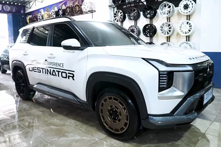 Modifikasi velg dan ban pada Mitsubishi Destinator dari ukuran ring 17 hingga ring 22 biasanya dilakukan untuk menyesuaikan tampilan, kenyamanan, dan performa kendaraan sesuai selera pemiliknya. (Tangkapan Layar YouTube HSR WHEEL)