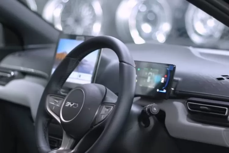 BYD Atto 1 mobil listrik kompak dari lini &ldquo;Ocean Series&rdquo; BYD yang masuk ke Indonesia dengan harga sangat bersahabat, mulai sekitar Rp195 juta (Tangkapan Layar YouTube Sound and Machine Channel)